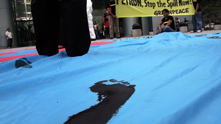 Video. Greenpeace protestiert am Strand gegen fossile Energien bei Konferenz in Kolumbien