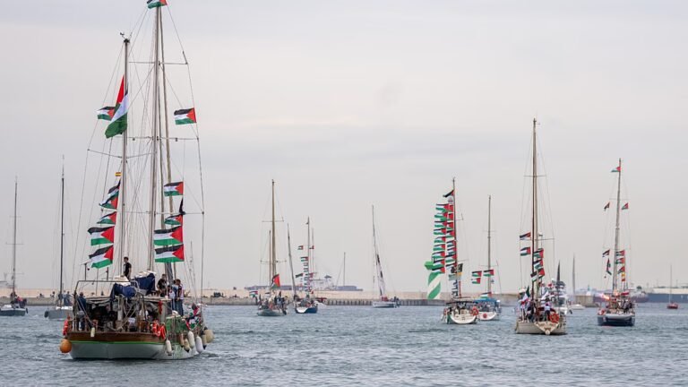 60 Boote der neuen Global Sumud Flotilla nach Gaza von Sizilien aus gestartet
