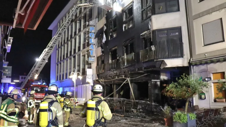 Zahlreiche Notrufe: Feuer in Shishabar – Flammen greifen auf Wohnungen über