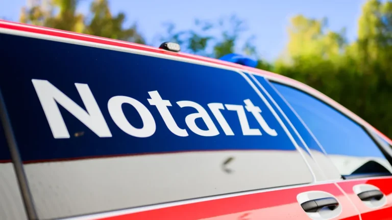 Straße gesperrt: 19-Jähriger verursacht Zusammenstoß – drei Schwerverletzte