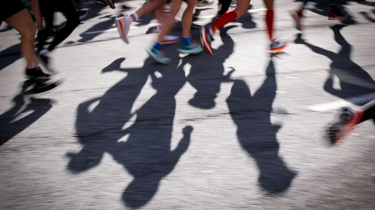 Verkehr: Zahlreiche Straßen wegen des Hamburg-Marathons gesperrt