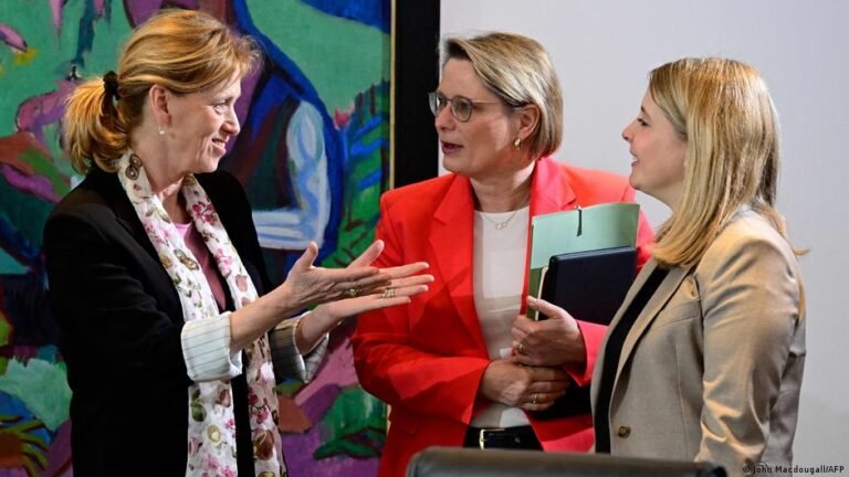 Bericht: Bundesministerinnen von Signal-Attacke betroffen