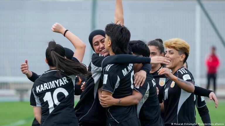 Afghanistans Fußballerinnen feiern Sieg gegen die Taliban