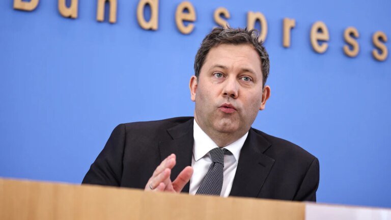 Bundeshaushalt: Klingbeil verteidigt Etatplanung – ein paar Fragen bleiben aber offen – Politik