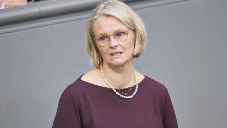 Liveblog zur Bundesregierung: Karliczek: Energiekrise macht Fernreisen zum Risiko – Politik