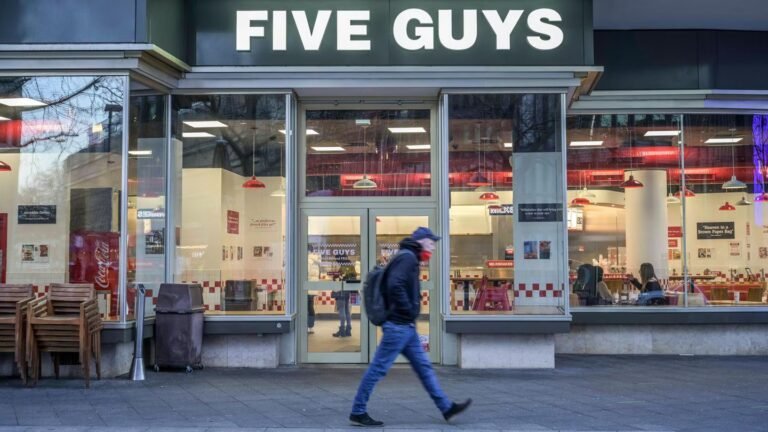 Warum die Burger-Kette Five Guys jetzt auf Currywurst setzt