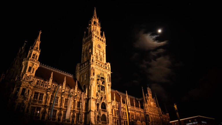 Mann mit Messer am späten Abend im Münchner Rathaus festgenommen