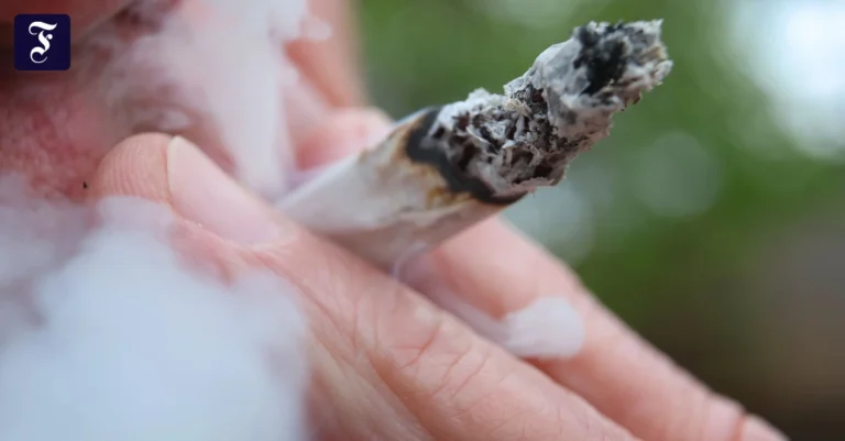 Polizei Unterfranken: Unfallfahrer zündet Joint vor Beamten an