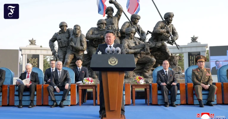 Ukrainekrieg: Kim Jong-un weiht Denkmal in Nordkorea ein