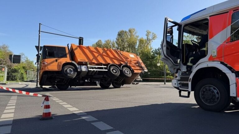 Müllfahrzeug kippt bei schwerem Unfall in Berlin um