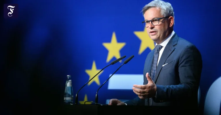 EU-Kommissar: Zahl der Abschiebungen steigt deutlich