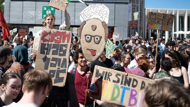 Merz in Marburg – Mehrere Tausend Menschen demonstrieren gegen Sozialabbau