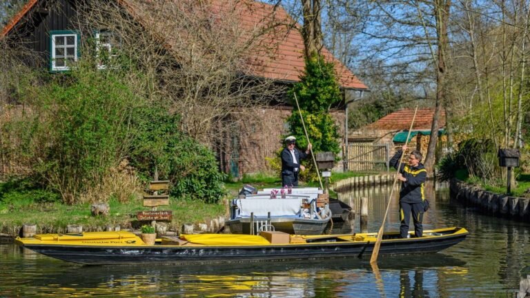 Durch die Kanäle: Postbotin per Kahn