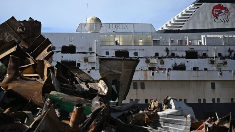 Endstation: Abwrackwerft: „Ein Haufen Schrott“: Ex-DDR-Traumschiff wird zerlegt