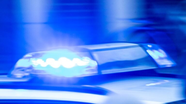 Festnahme mit Hubschrauber: Verfolgungsjagd durch Wohngebiet – Insassen flüchten in Feld