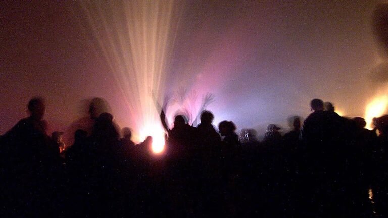 Tausende feiern bei illegalem Rave auf „gefährlichem französischem Militärgelände“