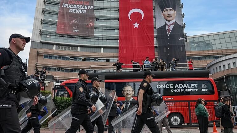 Video. Türkische Polizei setzt Tränengas ein und stürmt CHP-Zentrale