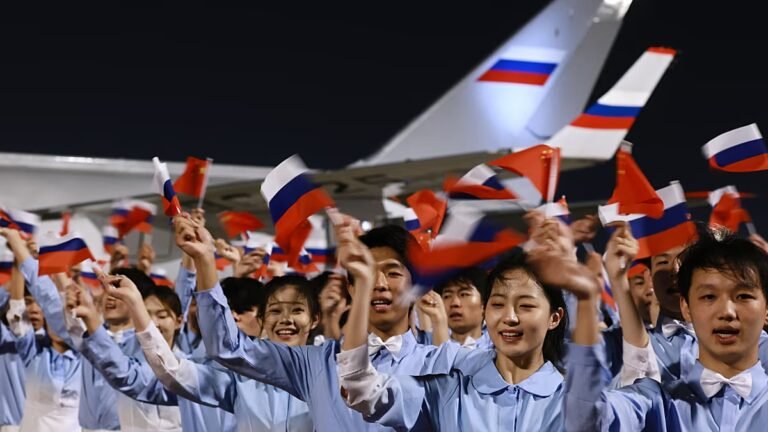 Video. Junge Chinesinnen und Chinesen empfangen Putin bei Ankunft in Peking