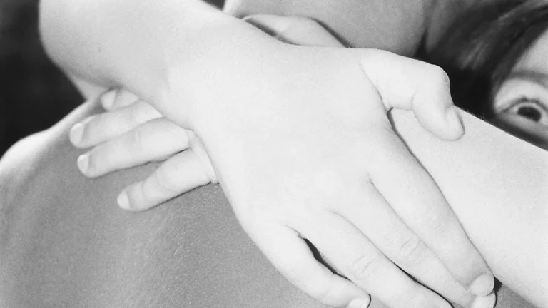 Bindungsstile: »Im Kontext einer sicheren Beziehung formt das Gehirn Erinnerungen um«