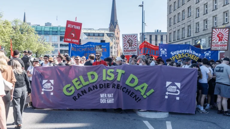 1. Mai: Tausende demonstrieren am 1. Mai für Umverteilung