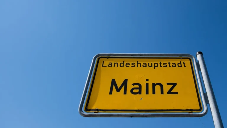 Rettungseinsatz: Zwei Kinder von Parkeisenbahn in Mainz erfasst und verletzt