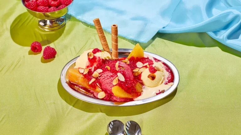 Pfirsich-Melba-Eisbecher: Der Wo-ich-bin-ist-Sommer-Eisbecher | ZEITmagazin
