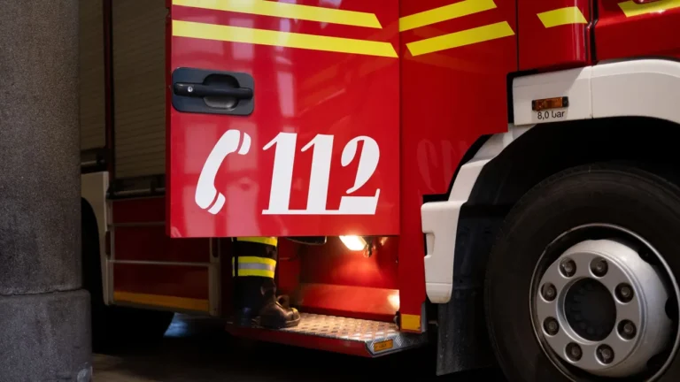 Brand bei Glashersteller: Verletzte Mitarbeiter und hoher Schaden nach Feuer in Firma
