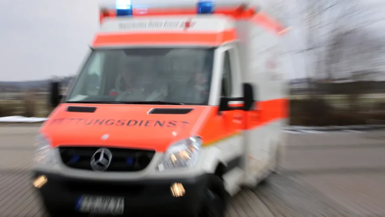 Im eigenen Garten: Autofahrer durchbricht Mauer und stürzt vier Meter tief