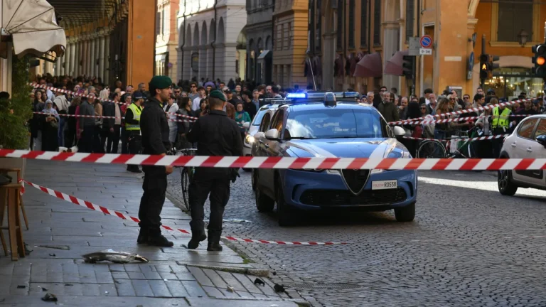 Italien: Autofahrer fährt in Modena in Menschenmenge