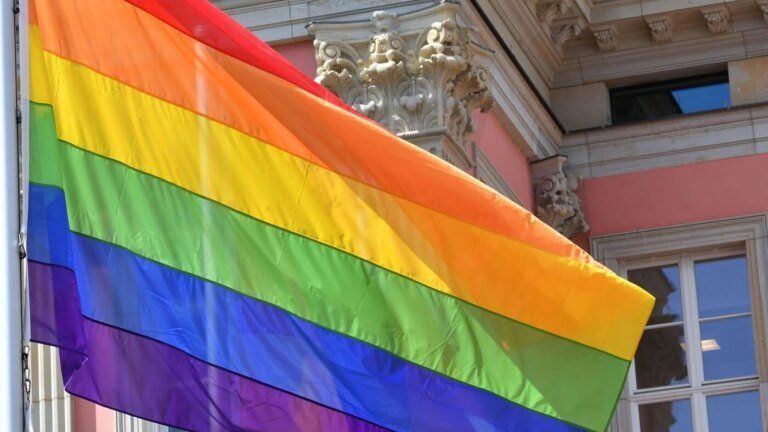 Landtag hisst Regenbogenflagge als Zeichen der Toleranz