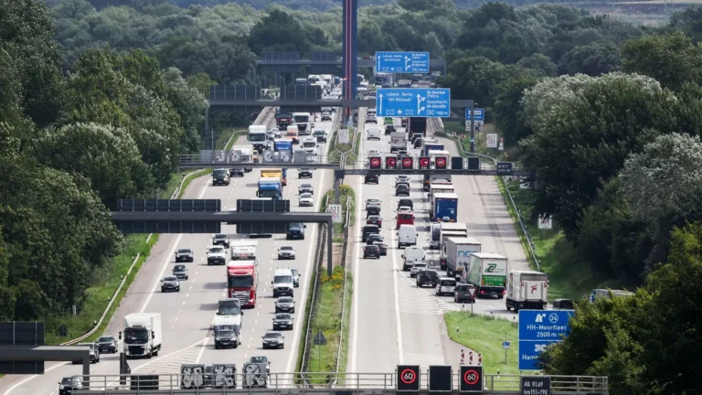 Reiseverkehr: Sperrung auf A23 – Staus zu Pfingsten erwartet