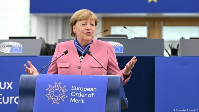 EU-Orden für Angela Merkel: Ehre und scharfe Kritik