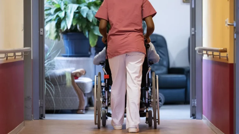 Pflegeversicherung: Arbeitgeber wollen Pflegeleistung an Lebenserwartung koppeln
