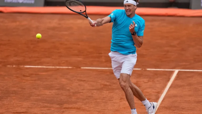 French Open im Tennis: Müller-Wohlfahrt hilft: Zverev ohne Rückenprobleme in Paris