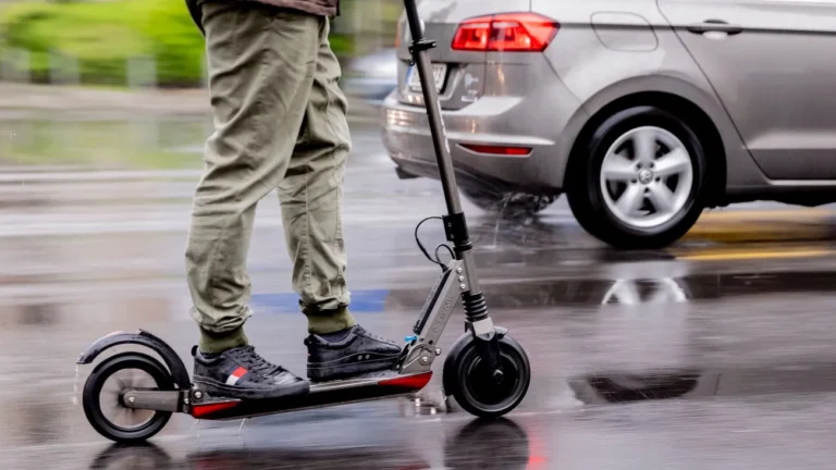 Getunter E-Scooter: Mit 85 km/h auf dem E-Scooter – Polizei stoppt Jugendlichen