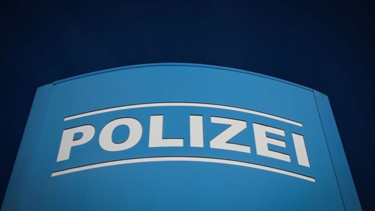 Segelflugzeug stürzt auf A45 – ein Toter bei Olpe