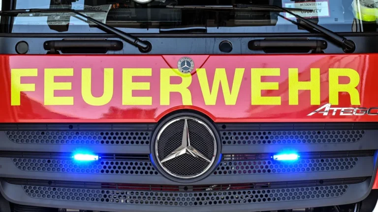 Umweltverschmutzung: Feuerlöscher illegal im See entsorgt – Feuerwehr im Einsatz