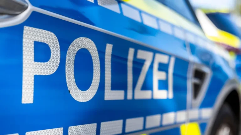 Schwerer Verkehrsunfall: Kollision mit Auto – Motorradfahrer in Lebensgefahr