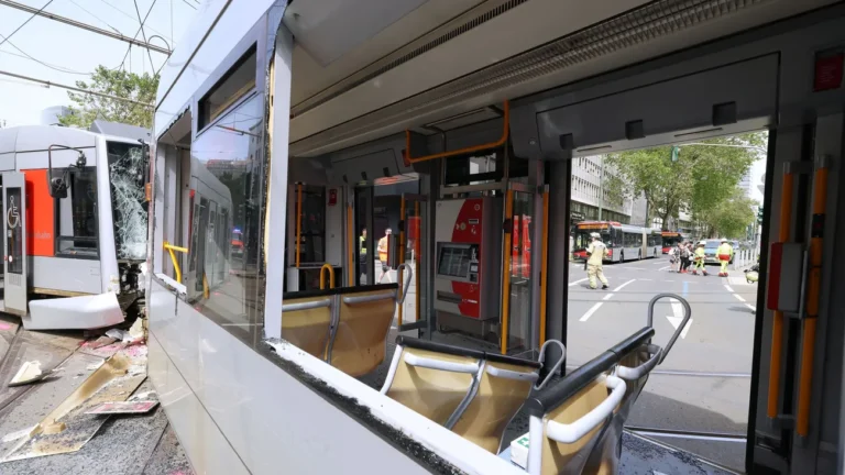 Keine Toten: Straßenbahnen kollidieren in Düsseldorf – 30 Verletzte