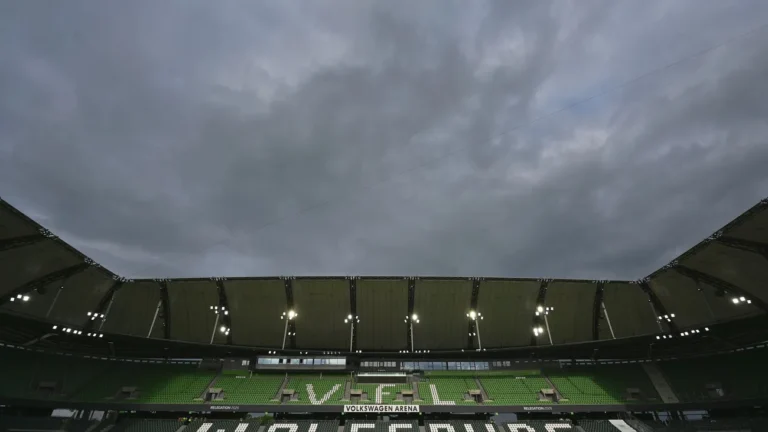 Fußball-Relegation: Wolfsburg droht Abstieg: Was machen Hecking und VW?