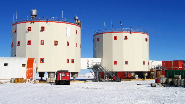 Antarktis-Studie: Längere Isolation in kleinen Gruppen fördert Misstrauen und Konflikte