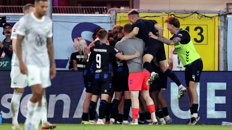 Bundesliga, Relegationsrückspiel: Paderborn steigt in Bundesliga auf, Wolfsburg steigt ab