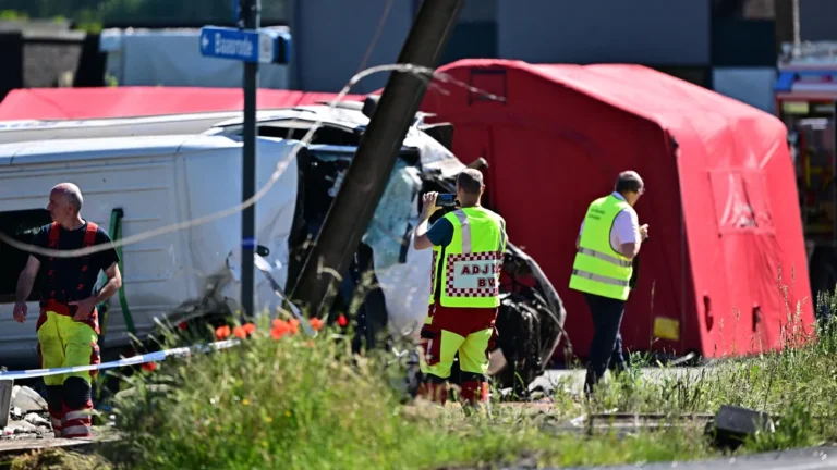 Tödlicher Unfall: Mehrere Tote nach Zusammenprall von Schulbus und Zug in Belgien