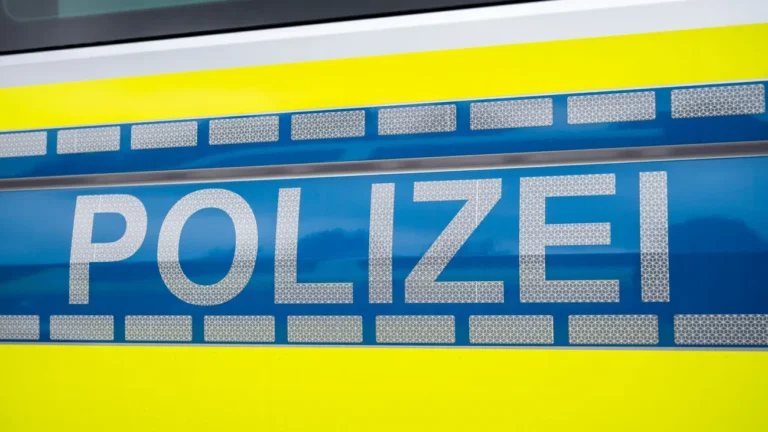 Unfall auf der A3: Sattelzug prallt auf Sicherungsfahrzeug: Vollsperrung auf A3