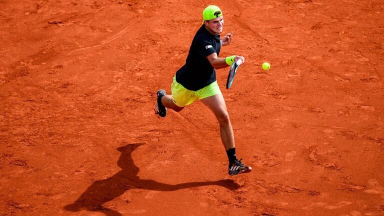 Tennisprofi Mensik sackt nach Sieg kraftlos zusammen