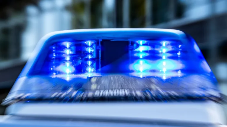 Schwerer Unfall: Frontalkollision bei Jever: Frau lebensgefährlich verletzt