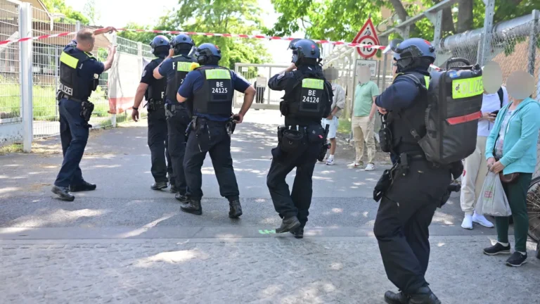 Großer Polizeieinsatz: Polizei gibt nach Alarm auf Tempelhofer Feld Entwarnung