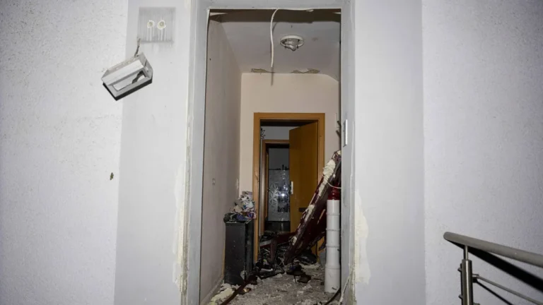 Hauseingang zerstört: Explosion gemeldet – Polizei findet zerstörte Haustür