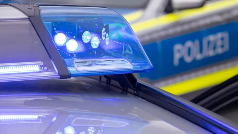 Unfälle: Zusammenstoß in Kurve – Motorradfahrer schwer verletzt
