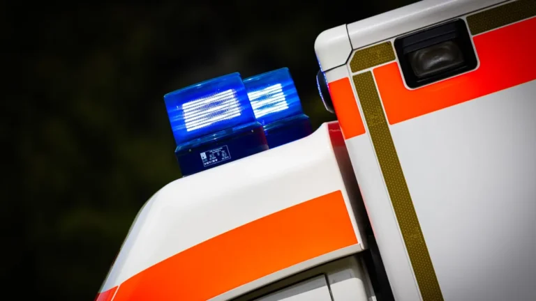 Auto überschlägt sich: Sieben Menschen bei Autounfall verletzt